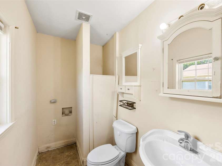 621 Pennsylvania Avenue, Charlotte, NC 28216.  MLS# CAR4369944, YatesRealty ID 37174. 