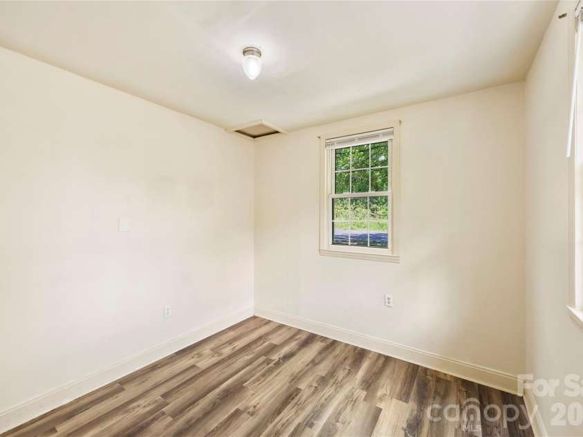 621 Pennsylvania Avenue, Charlotte, NC 28216.  MLS# CAR4369944, YatesRealty ID 37174. 