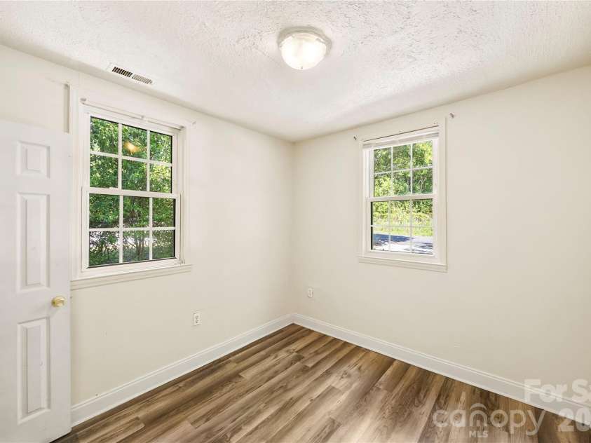 621 Pennsylvania Avenue, Charlotte, NC 28216.  MLS# CAR4369944, YatesRealty ID 37174. 