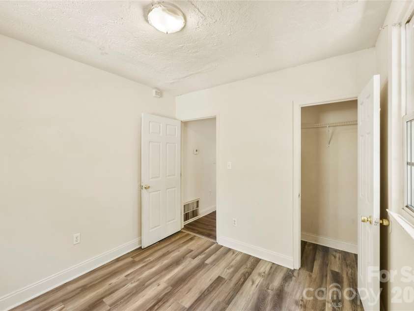 621 Pennsylvania Avenue, Charlotte, NC 28216.  MLS# CAR4369944, YatesRealty ID 37174. 