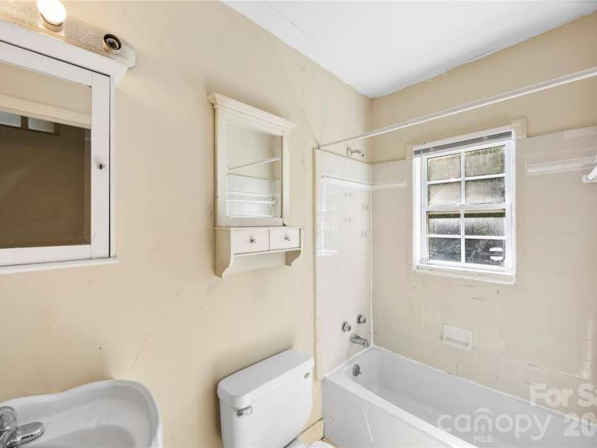 621 Pennsylvania Avenue, Charlotte, NC 28216.  MLS# CAR4369944, YatesRealty ID 37174. 