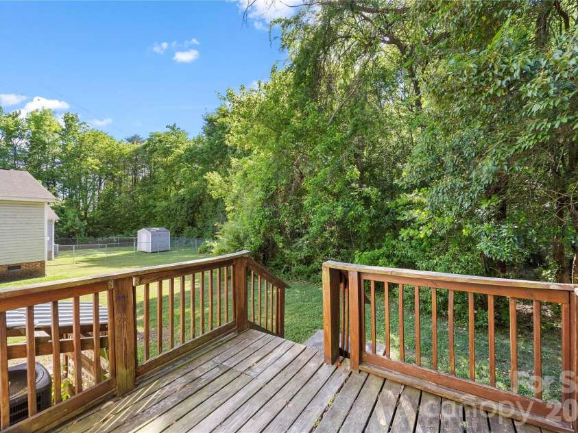 621 Pennsylvania Avenue, Charlotte, NC 28216.  MLS# CAR4369944, YatesRealty ID 37174. 
