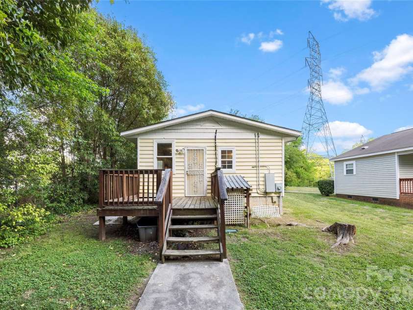 621 Pennsylvania Avenue, Charlotte, NC 28216.  MLS# CAR4369944, YatesRealty ID 37174. 