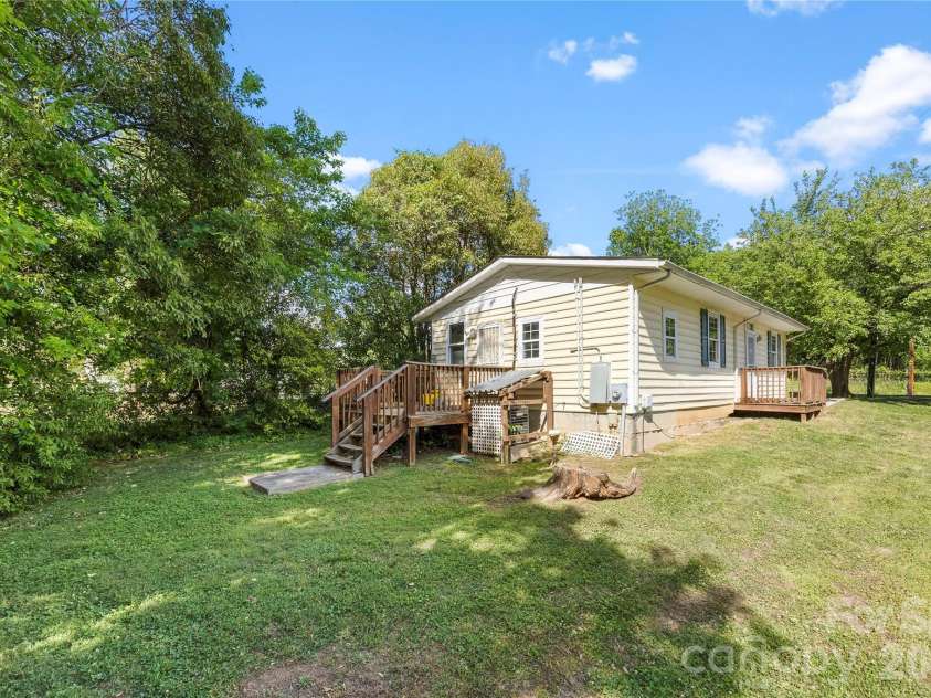 621 Pennsylvania Avenue, Charlotte, NC 28216.  MLS# CAR4369944, YatesRealty ID 37174. 