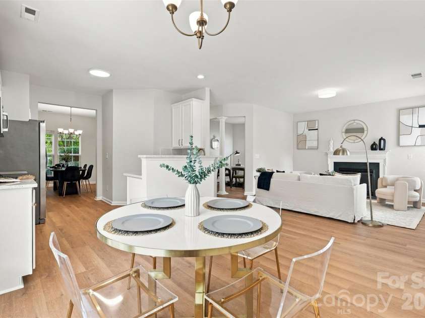 11705 Kingsley View Drive, Charlotte, NC 28277.  MLS# CAR4432126, YatesRealty ID 37176. Breakfast area