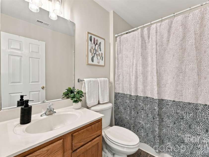 11705 Kingsley View Drive, Charlotte, NC 28277.  MLS# CAR4432126, YatesRealty ID 37176. Hall bath on upper level