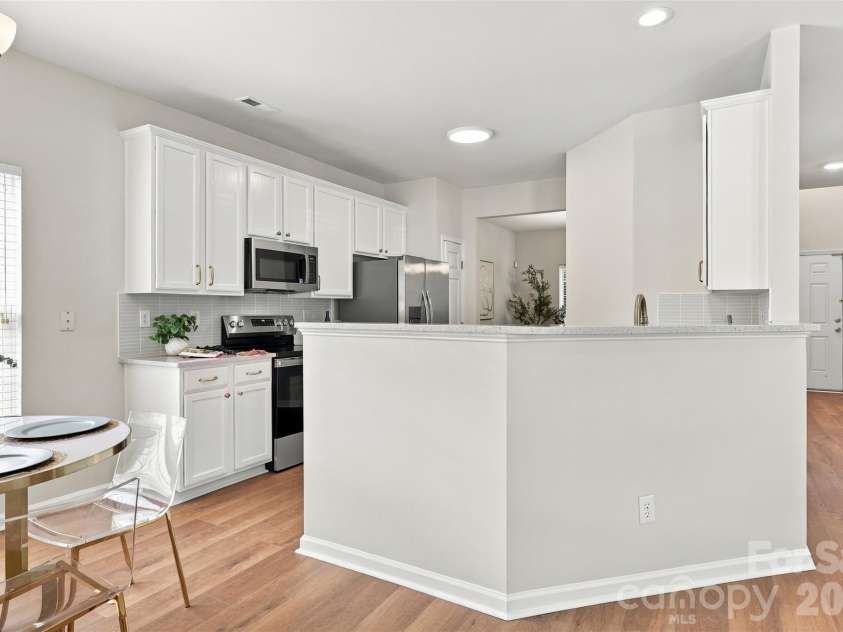 11705 Kingsley View Drive, Charlotte, NC 28277.  MLS# CAR4432126, YatesRealty ID 37176. Kitchen