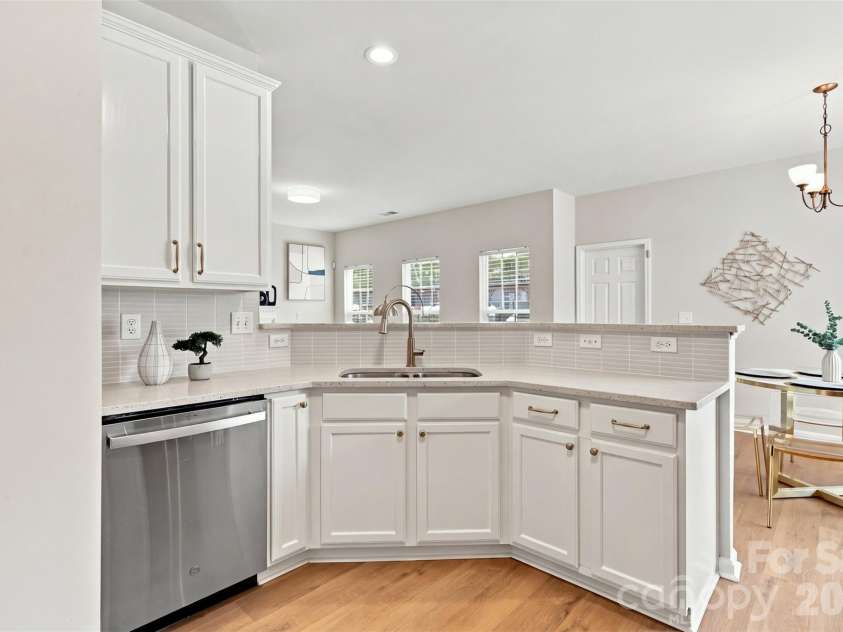11705 Kingsley View Drive, Charlotte, NC 28277.  MLS# CAR4432126, YatesRealty ID 37176. Kitchen