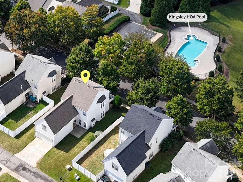 11705 Kingsley View Drive, Charlotte, NC 28277.  MLS# CAR4432126, YatesRealty ID 37176. Steps from the community pool