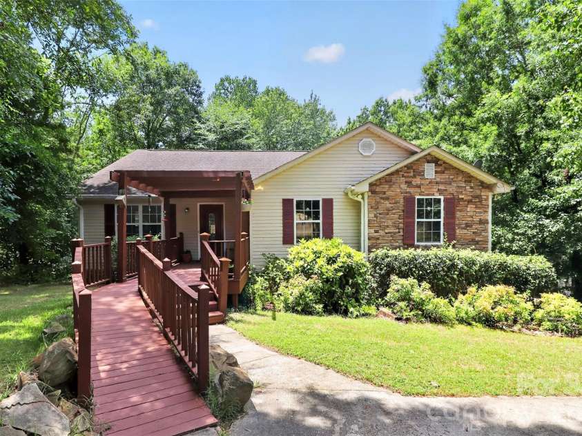 7912 Ritter Drive, Charlotte, NC 28270.  MLS# CAR4404263, YatesRealty ID 37180. 