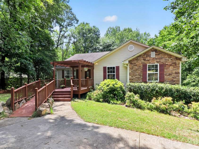 7912 Ritter Drive, Charlotte, NC 28270.  MLS# CAR4404263, YatesRealty ID 37180. Welcome home to this charming ranch!