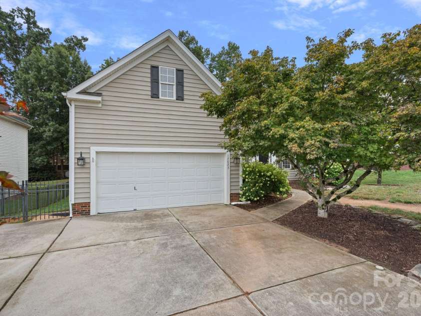 12023 Stone Forest Drive, Pineville, NC 28134.  MLS# CAR4400127, YatesRealty ID 37183. 