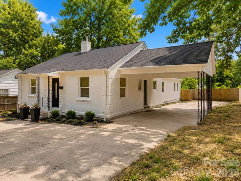 2007 Highland Street, Charlotte, NC 28208.  MLS# CAR4400417, YatesRealty ID 37192. 