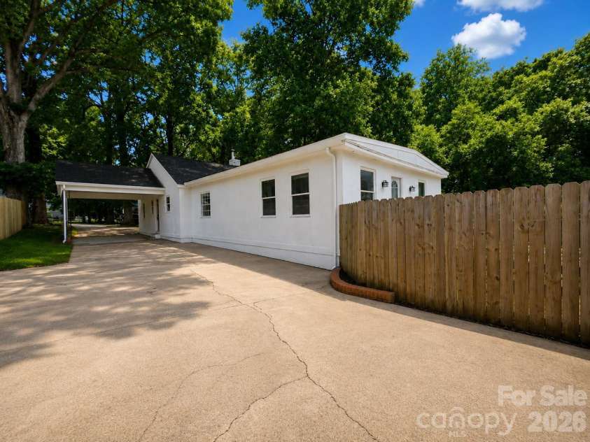 2007 Highland Street, Charlotte, NC 28208.  MLS# CAR4400417, YatesRealty ID 37192. 