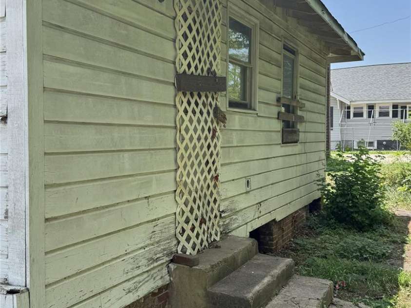 317 Washington Street, Shelby, NC 28150.  MLS# CAR4404082, YatesRealty ID 37195. 