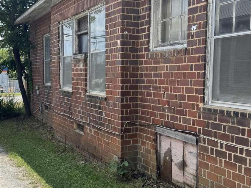317 Washington Street, Shelby, NC 28150.  MLS# CAR4404082, YatesRealty ID 37195. 