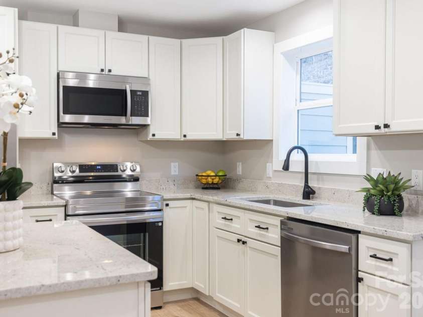 328 Bowditch Street, Burnsville, NC 28714.  MLS# CAR4332968, YatesRealty ID 3720. 