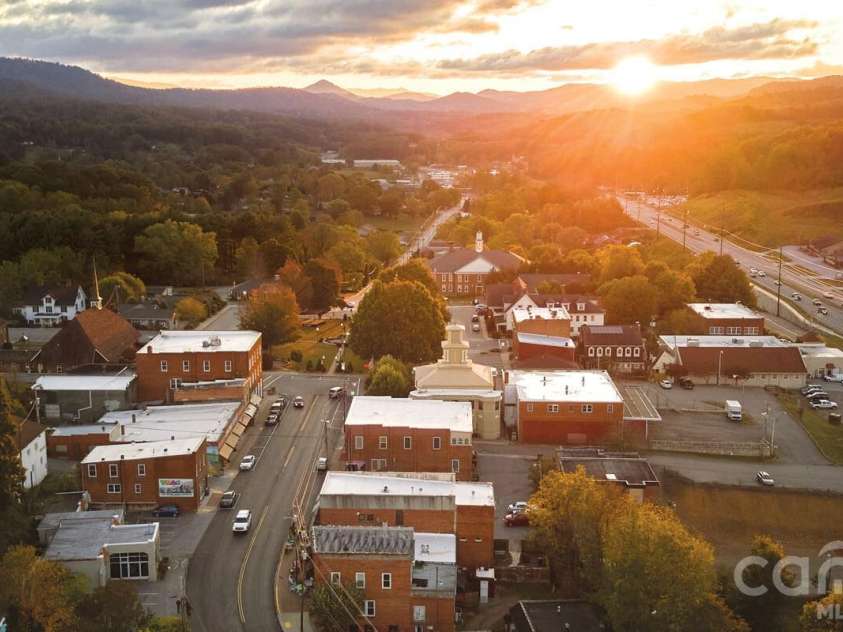 328 Bowditch Street, Burnsville, NC 28714.  MLS# CAR4332968, YatesRealty ID 3720. 