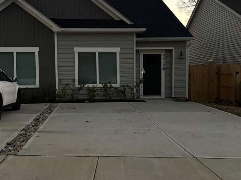 4817 Victoria Avenue, Charlotte, NC 28269.  MLS# CAR4404653, YatesRealty ID 37206. 