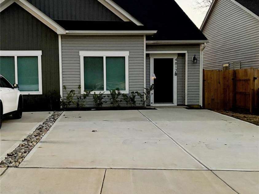 4817 Victoria Avenue, Charlotte, NC 28269.  MLS# CAR4404653, YatesRealty ID 37206. 