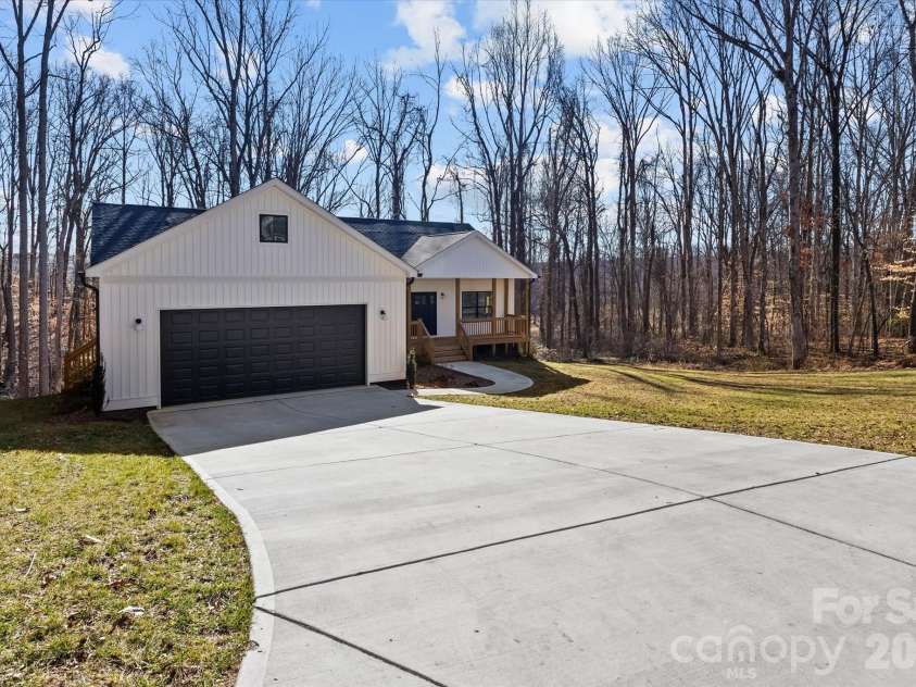 428 Florence Circle, Statesville, NC 28625.  MLS# CAR4346505, YatesRealty ID 3721. 