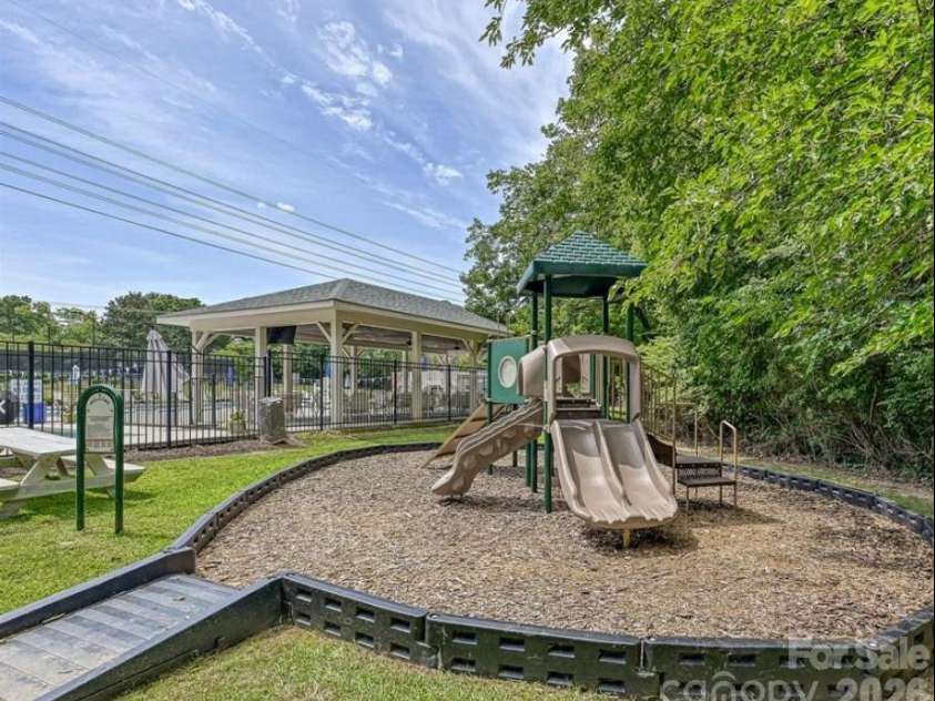 4809 Walden Court, Charlotte, NC 28210.  MLS# CAR4436097, YatesRealty ID 37220. 