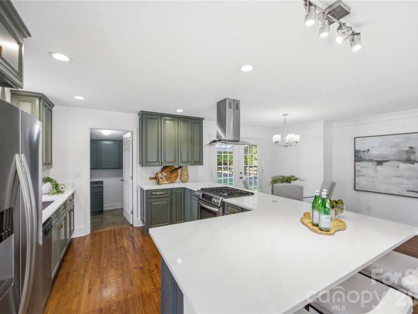 4809 Walden Court, Charlotte, NC 28210.  MLS# CAR4436097, YatesRealty ID 37220. 