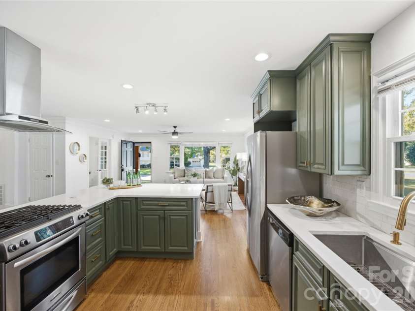4809 Walden Court, Charlotte, NC 28210.  MLS# CAR4436097, YatesRealty ID 37220. 