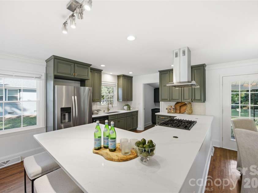 4809 Walden Court, Charlotte, NC 28210.  MLS# CAR4436097, YatesRealty ID 37220. 