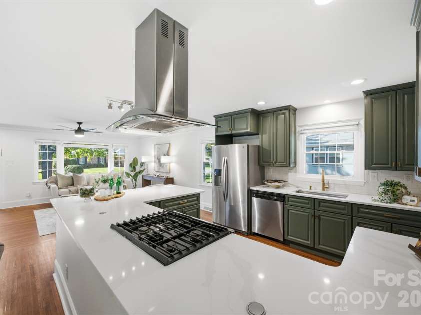 4809 Walden Court, Charlotte, NC 28210.  MLS# CAR4436097, YatesRealty ID 37220. 