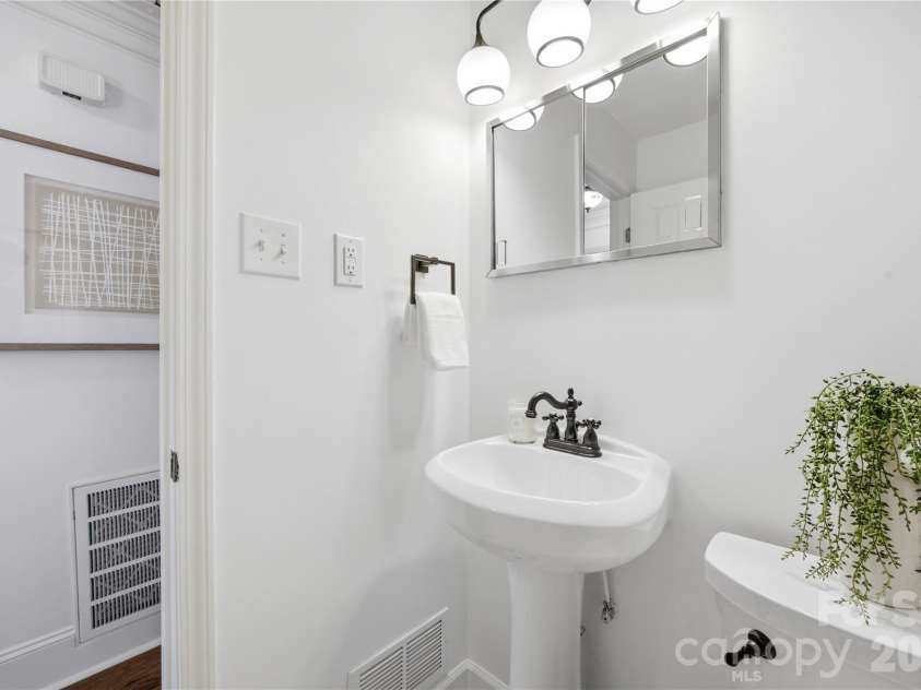 4809 Walden Court, Charlotte, NC 28210.  MLS# CAR4436097, YatesRealty ID 37220. 