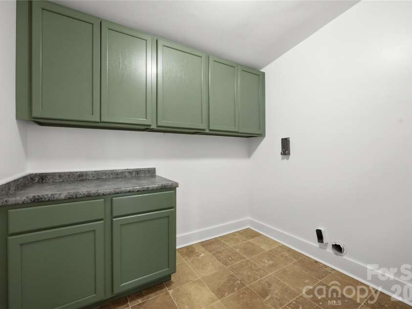 4809 Walden Court, Charlotte, NC 28210.  MLS# CAR4436097, YatesRealty ID 37220. 