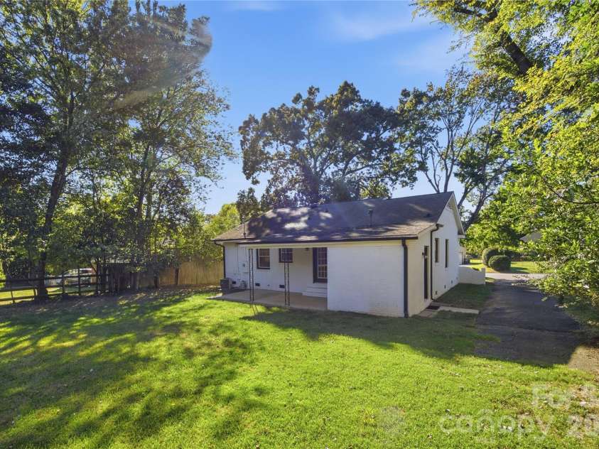 4809 Walden Court, Charlotte, NC 28210.  MLS# CAR4436097, YatesRealty ID 37220. 