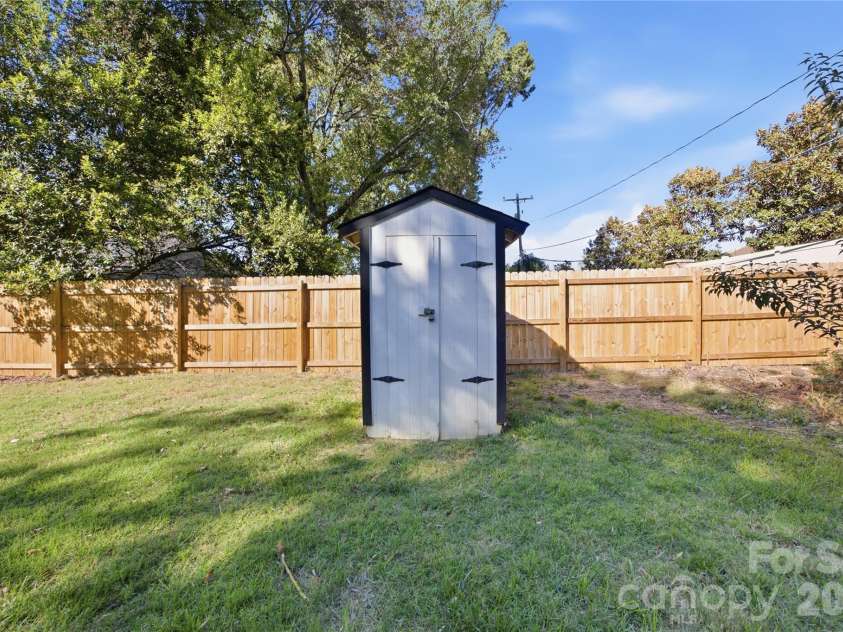 4809 Walden Court, Charlotte, NC 28210.  MLS# CAR4436097, YatesRealty ID 37220. 