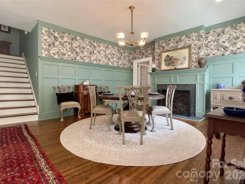 2021 Dilworth Road, Charlotte, NC 28203.  MLS# CAR4402943, YatesRealty ID 37238. 