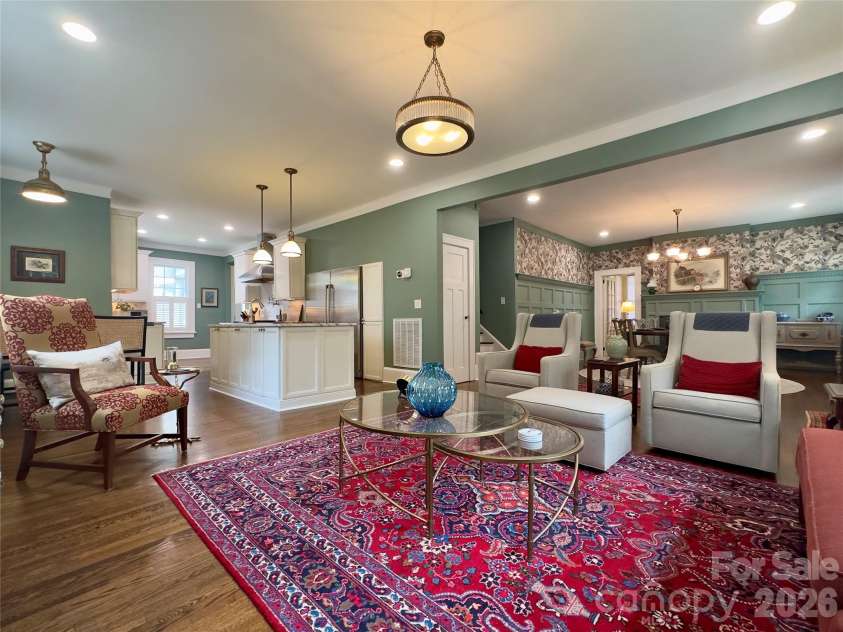 2021 Dilworth Road, Charlotte, NC 28203.  MLS# CAR4402943, YatesRealty ID 37238. 