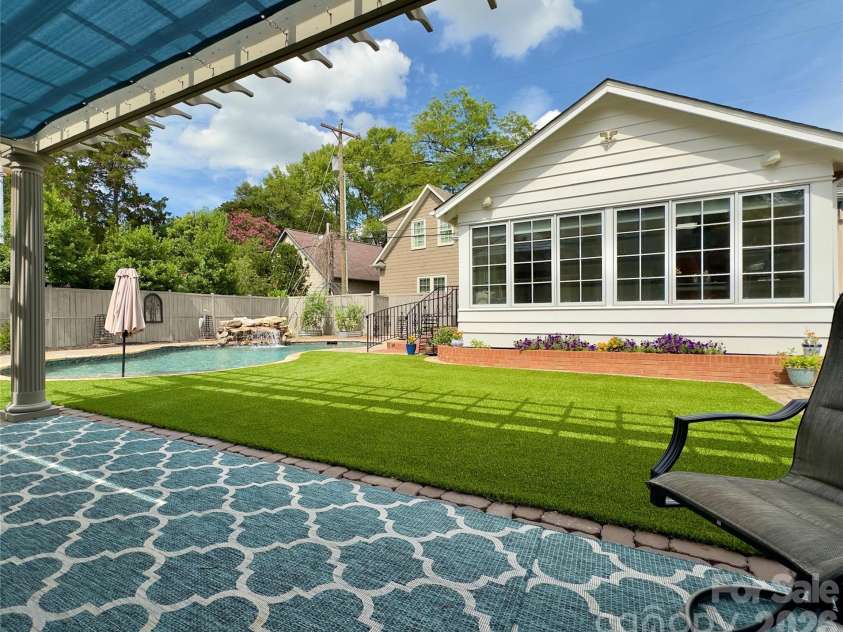 2021 Dilworth Road, Charlotte, NC 28203.  MLS# CAR4402943, YatesRealty ID 37238. 