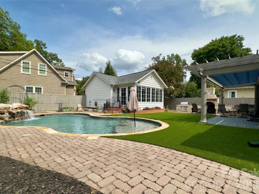 2021 Dilworth Road, Charlotte, NC 28203.  MLS# CAR4402943, YatesRealty ID 37238. 