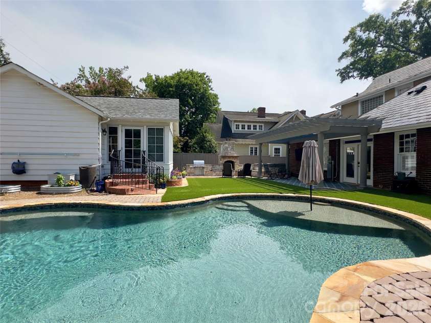 2021 Dilworth Road, Charlotte, NC 28203.  MLS# CAR4402943, YatesRealty ID 37238. 