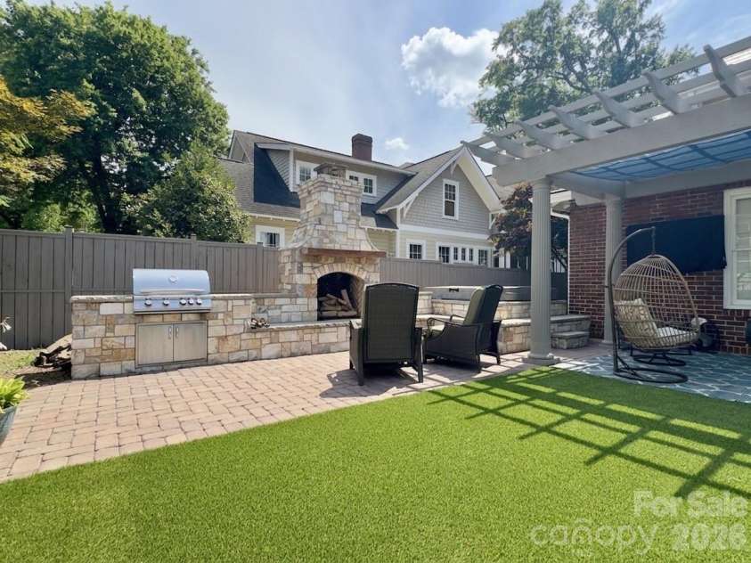 2021 Dilworth Road, Charlotte, NC 28203.  MLS# CAR4402943, YatesRealty ID 37238. 