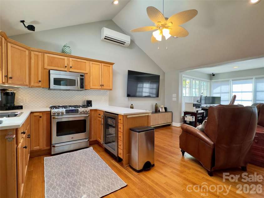 2021 Dilworth Road, Charlotte, NC 28203.  MLS# CAR4402943, YatesRealty ID 37238. 