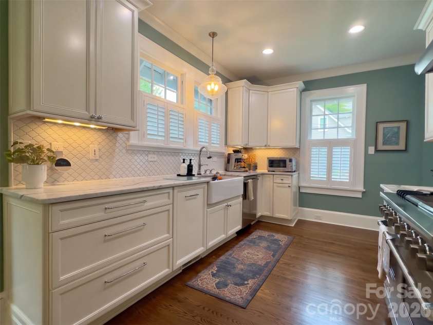 2021 Dilworth Road, Charlotte, NC 28203.  MLS# CAR4402943, YatesRealty ID 37238. 
