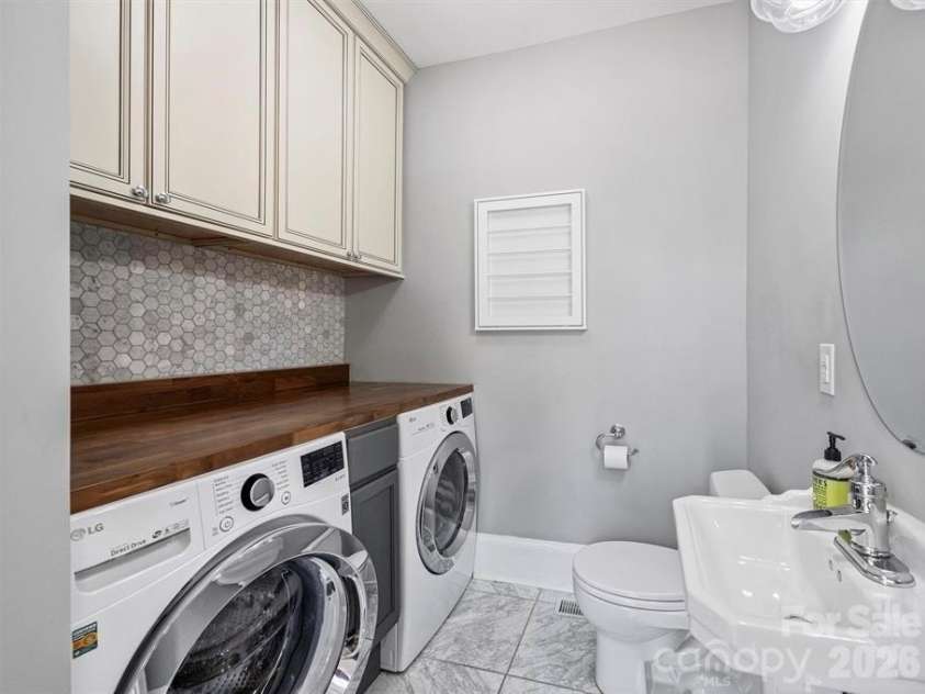 2021 Dilworth Road, Charlotte, NC 28203.  MLS# CAR4402943, YatesRealty ID 37238. 