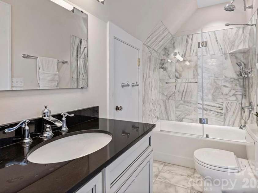 2021 Dilworth Road, Charlotte, NC 28203.  MLS# CAR4402943, YatesRealty ID 37238. 