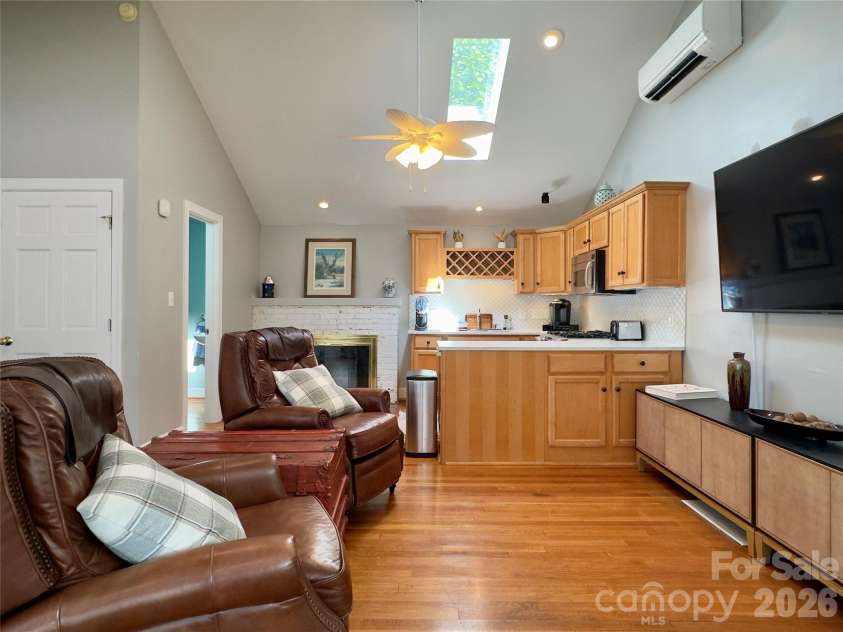 2021 Dilworth Road, Charlotte, NC 28203.  MLS# CAR4402943, YatesRealty ID 37238. 