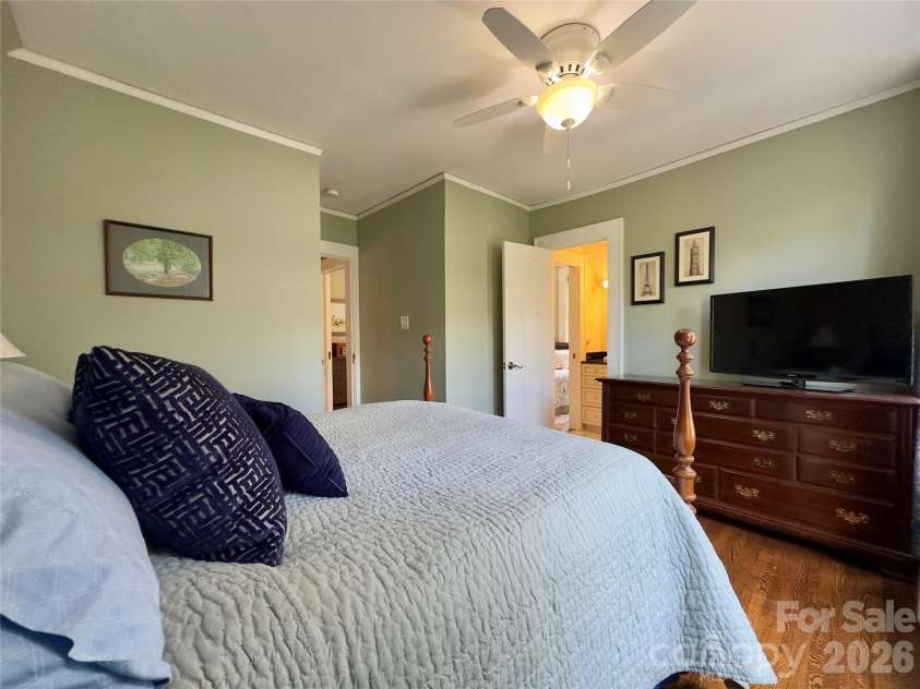 2021 Dilworth Road, Charlotte, NC 28203.  MLS# CAR4402943, YatesRealty ID 37238. 