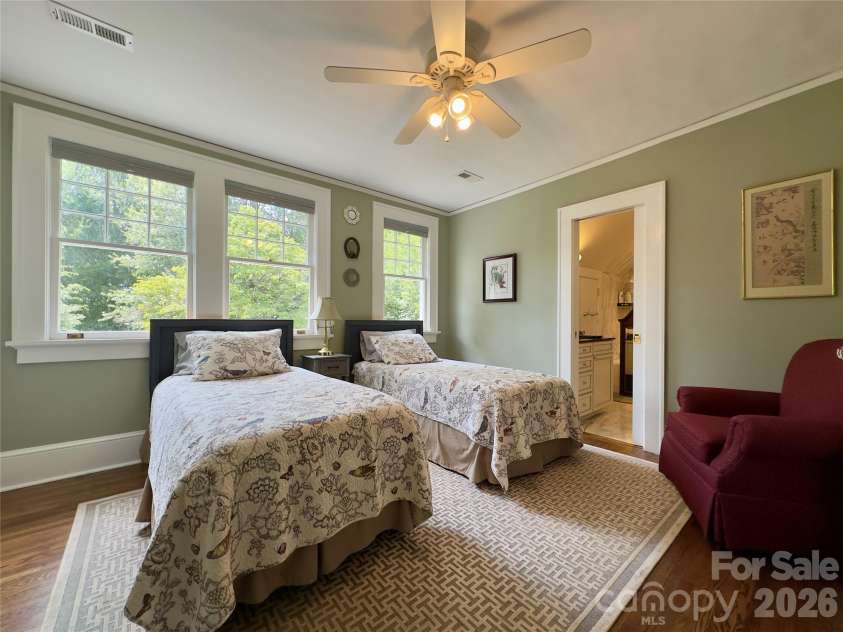 2021 Dilworth Road, Charlotte, NC 28203.  MLS# CAR4402943, YatesRealty ID 37238. 