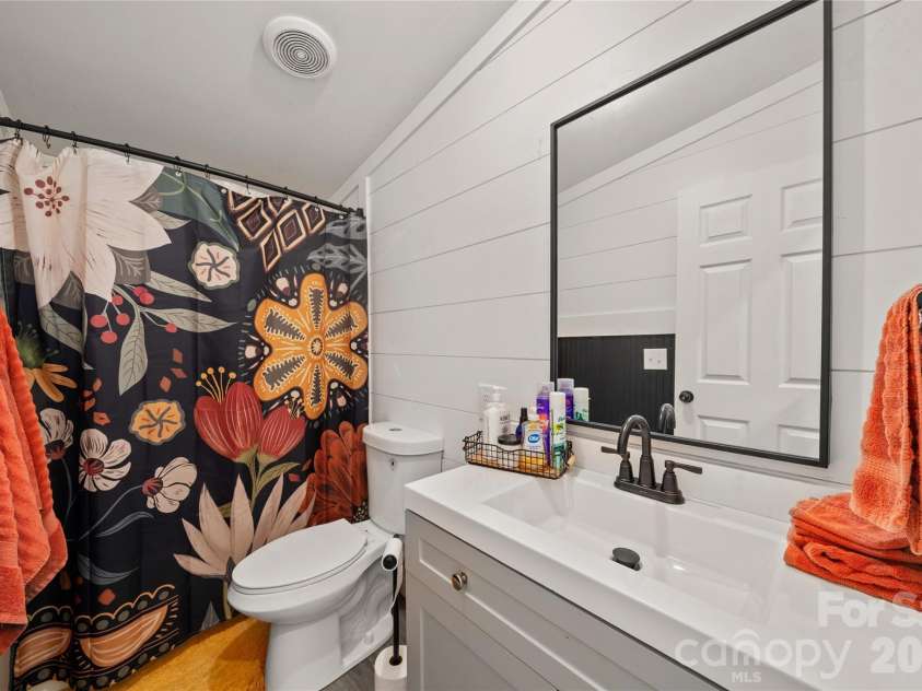 7 Wid Smith Road, Burnsville, NC 28714.  MLS# CAR4402087, YatesRealty ID 37241. Bathroom