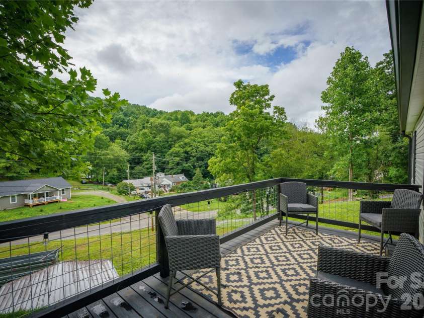 7 Wid Smith Road, Burnsville, NC 28714.  MLS# CAR4402087, YatesRealty ID 37241. Front Porch