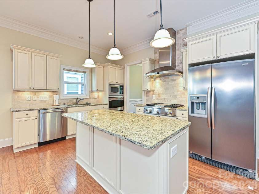 21816 Chapel Way, Cornelius, NC 28031.  MLS# CAR4400108, YatesRealty ID 37244. Stainless steel appliances and pretty backsplash